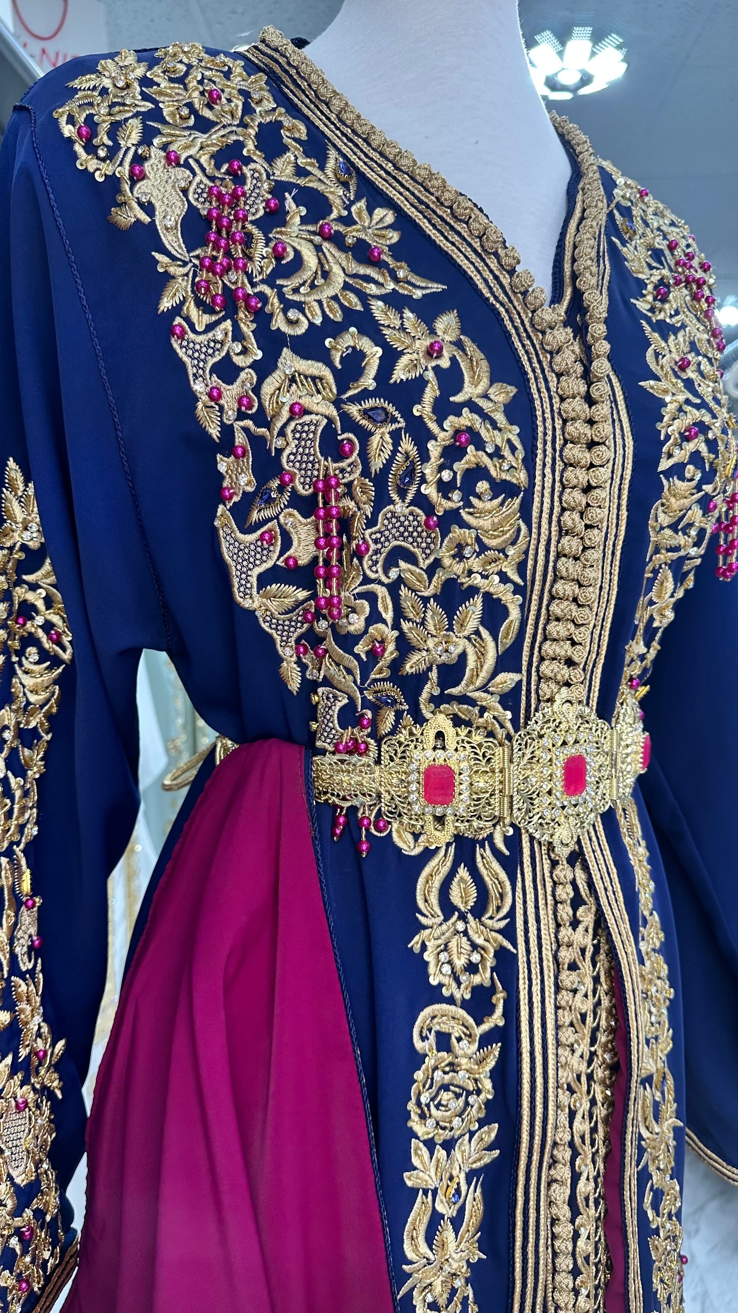 Luxury navy blue Moroccan Takchita in premium crepe silk with gold embroidery, magenta accents, and gold belt – one size fits all, available at Tendances An-Nisa Montréal and Shopanisa.ca