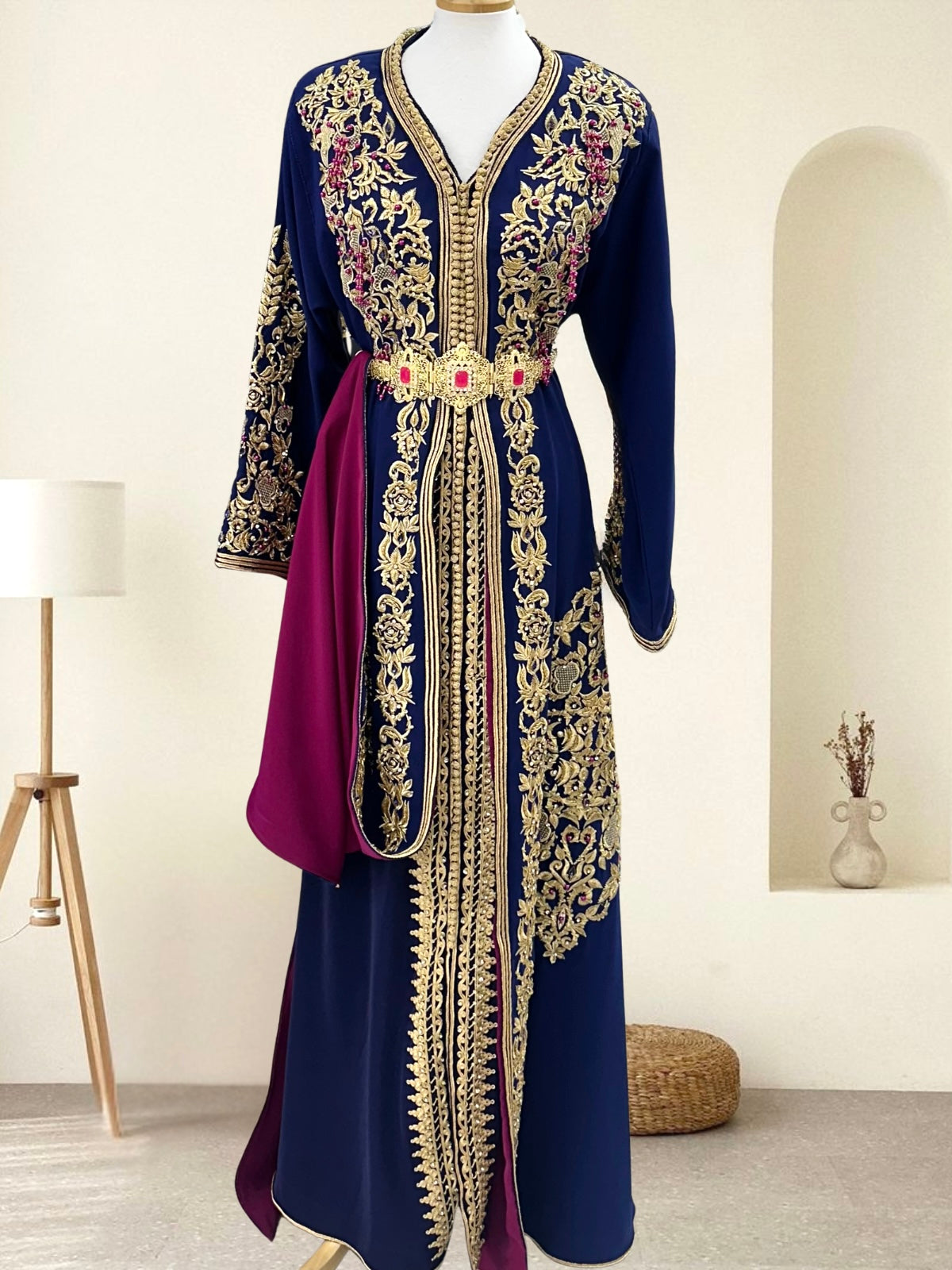 Luxury navy blue Moroccan Takchita in premium crepe silk with gold embroidery, magenta accents, and gold belt – one size fits all, available at Tendances An-Nisa Montréal and Shopanisa.ca