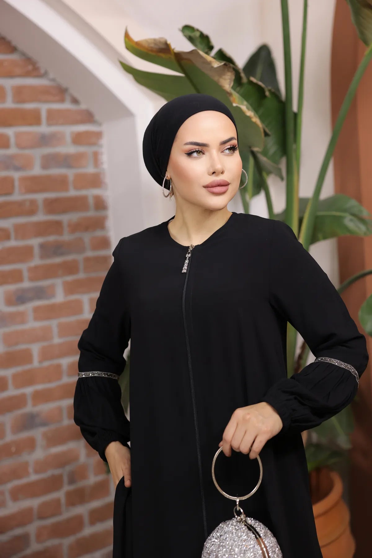 Simple Zipper-Front Abaya with Elegant Puff Sleeves - Black