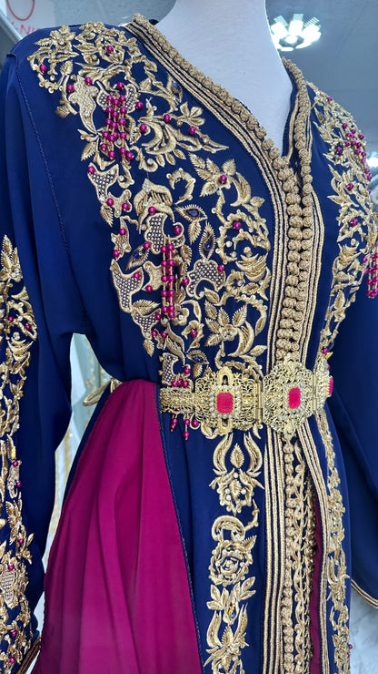 Luxury navy blue Moroccan Takchita in premium crepe silk with gold embroidery, magenta accents, and gold belt – one size fits all, available at Tendances An-Nisa Montréal and Shopanisa.ca