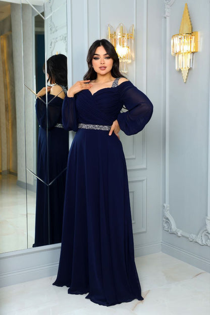 Robe de soirée bleue à manches longues et épaules dénudées