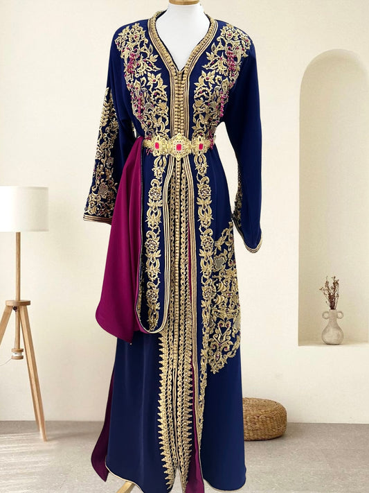 Luxury navy blue Moroccan Takchita in premium crepe silk with gold embroidery, magenta accents, and gold belt – one size fits all, available at Tendances An-Nisa Montréal and Shopanisa.ca
