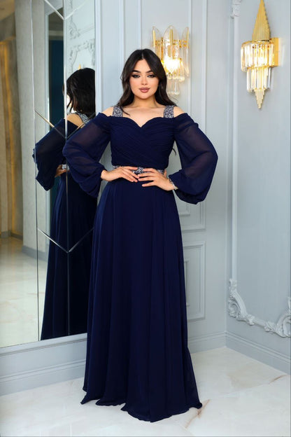 Robe de soirée bleue à manches longues et épaules dénudées