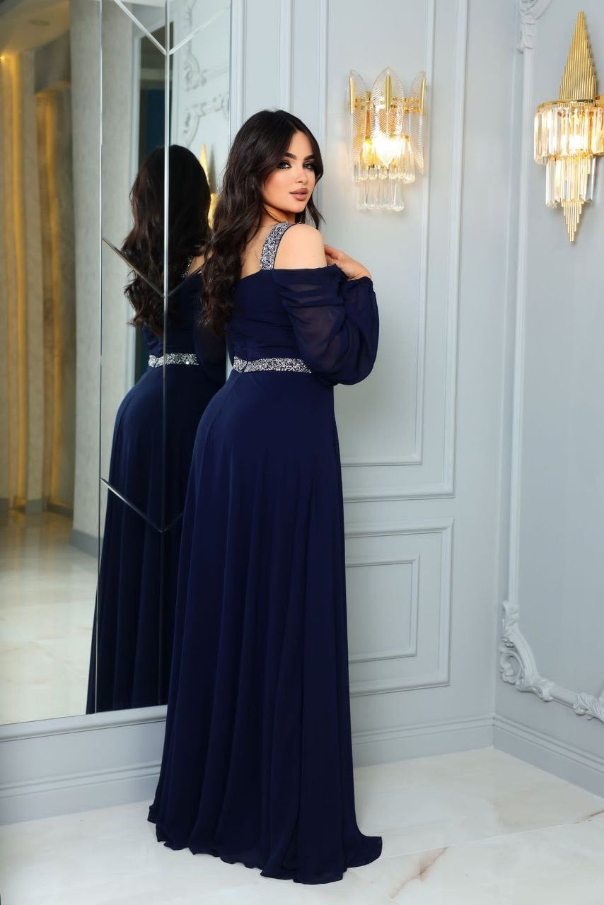 Robe de soirée bleue à manches longues et épaules dénudées